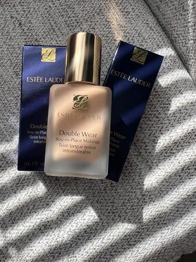 Estee Lauder Double Wear Foundation in the shade fresco with Gold Cap with a pum